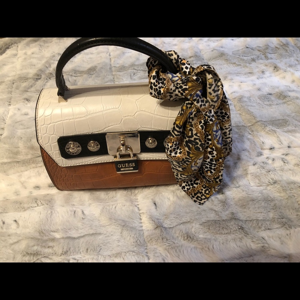 Guess purse, very clean no marks or flaws